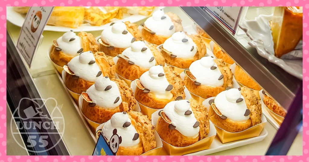 神戸元町エストローヤルのショーケースに並んだ可愛いパンダのシュークリームたち